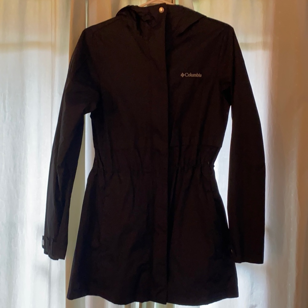 Black Columbia women’s raincoat / shell